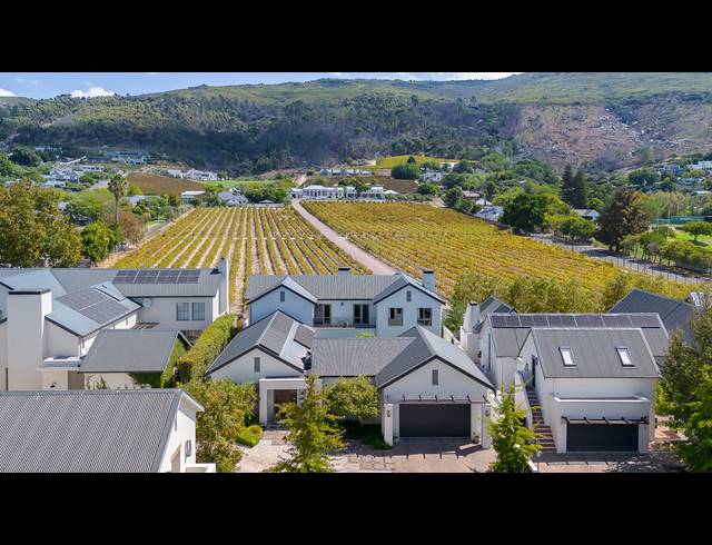 4 BEDROOM FREEHOLD FOR SALE IN LEMOENKLOOF